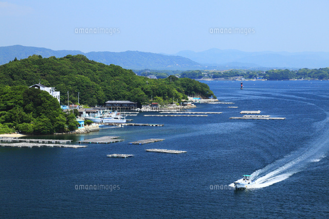 志摩半島の和具浦 漁船と真珠養殖場 の写真素材 イラスト素材 アマナイメージズ