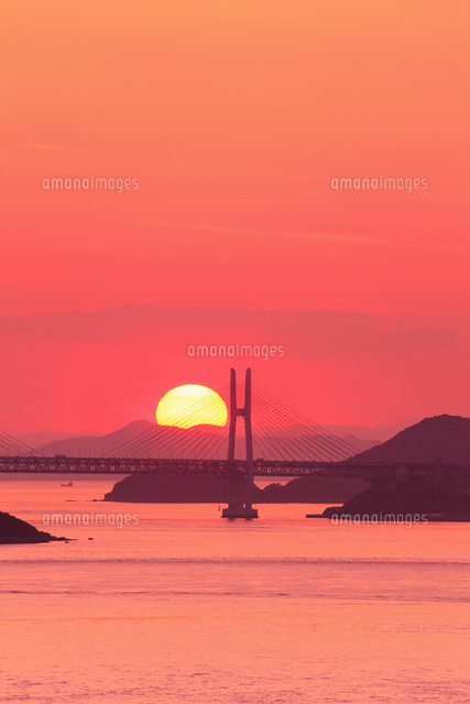 瀬戸内海 瀬戸大橋と夕日 の写真素材 イラスト素材 アマナイメージズ