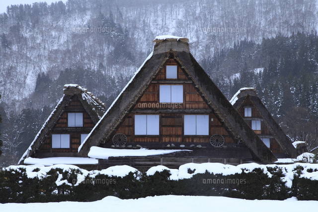 雪の白川郷合掌造り集落 の写真素材 イラスト素材 アマナイメージズ