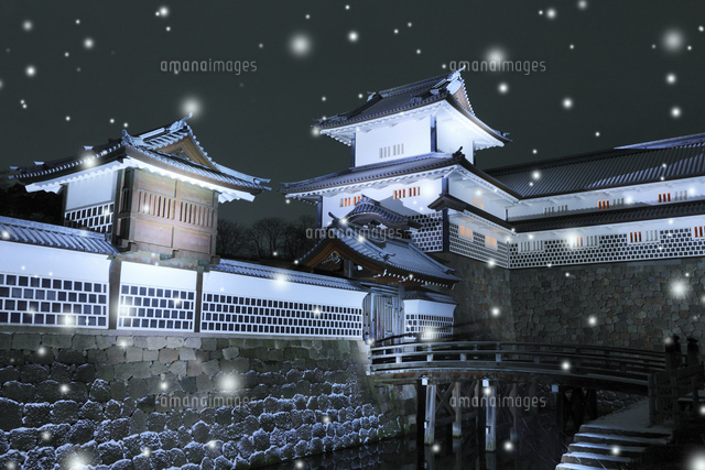雪化粧の金沢城 ライトアップ夜景 の写真素材 イラスト素材 アマナイメージズ 雪化粧の金沢城 ライトアップ夜景 の写真素材 イラスト素材 アマナイメージズ