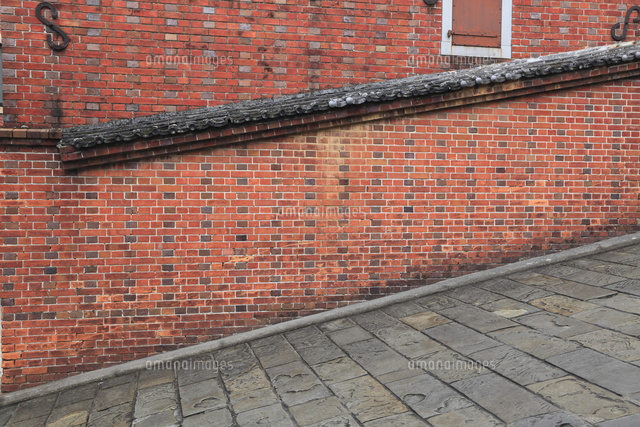 レンガ壁と坂道 の写真素材 イラスト素材 アマナイメージズ