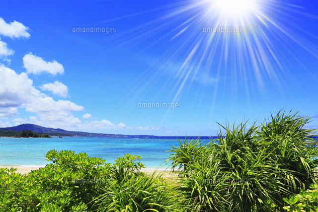 沖縄本島 ブセナビーチの海に太陽 の写真素材 イラスト素材 アマナイメージズ