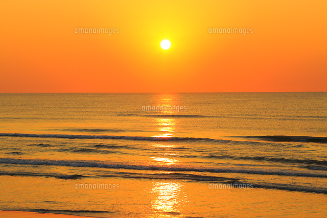 夕日と海 能登半島 千里浜ドライブウェイ の写真素材 イラスト素材 アマナイメージズ