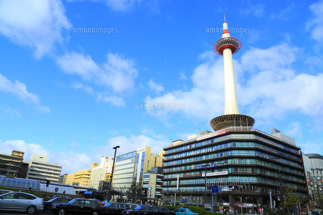 京都駅前と京都タワー の写真素材 イラスト素材 アマナイメージズ