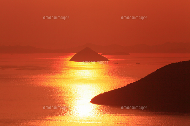 屋島より備讃瀬戸の夕焼け 女木島と大槌島 の写真素材 イラスト素材 アマナイメージズ 屋島より備讃瀬戸の夕焼け 女木島と大槌島 の写真素材 イラスト素材 アマナイメージズ