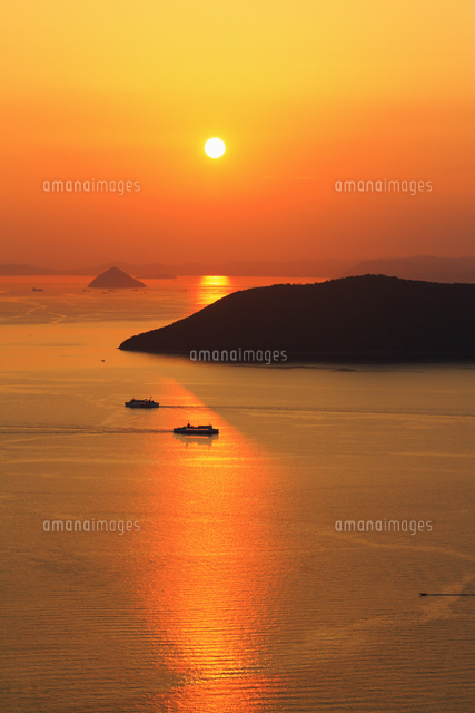 屋島より備讃瀬戸の夕焼け 女木島と大槌島 の写真素材 イラスト素材 アマナイメージズ 屋島より備讃瀬戸の夕焼け 女木島と大槌島 の写真素材 イラスト素材 アマナイメージズ