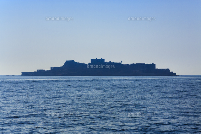 洋上に浮かぶ軍艦島のシルエット の写真素材 イラスト素材 アマナイメージズ