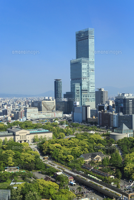 新世界から望む天王寺公園とあべのハルカス の写真素材 イラスト素材 アマナイメージズ