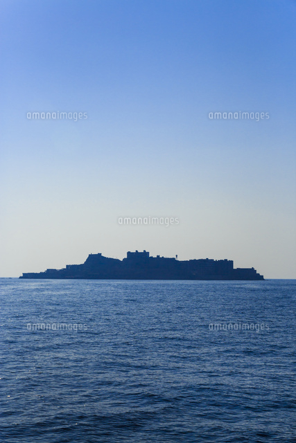 洋上に浮かぶ軍艦島のシルエット の写真素材 イラスト素材 アマナイメージズ