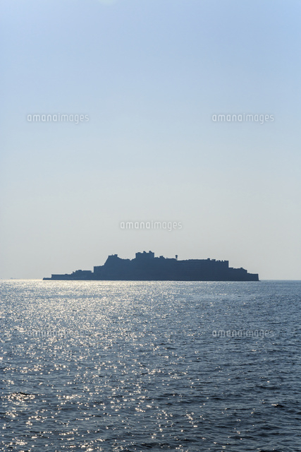洋上に浮かぶ軍艦島のシルエット の写真素材 イラスト素材 アマナイメージズ