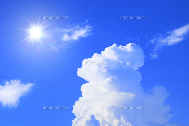 入道雲と太陽に光芒 の写真素材 イラスト素材 アマナイメージズ
