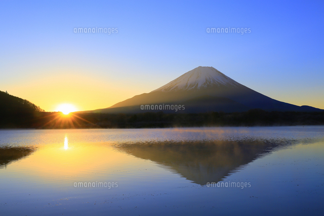 精進湖より富士山と初日の出 の写真素材 イラスト素材 アマナイメージズ