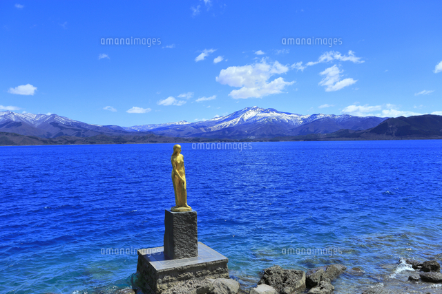 田沢湖の辰子像と秋田駒ヶ岳 の写真素材 イラスト素材 アマナイメージズ 田沢湖の辰子像と秋田駒ヶ岳 の写真素材 イラスト素材 アマナイメージズ