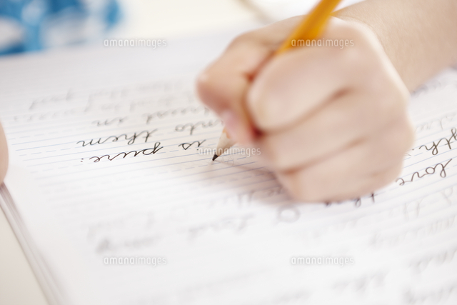 Close-up of girls hand writing on notebook[11077002256]の写真素材・イラスト素材｜アマナ ...