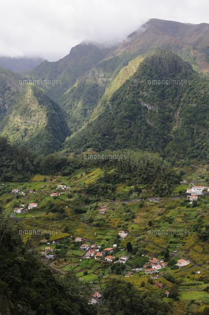 Buildings in valley[11077003905]の写真素材・イラスト素材｜アマナイメージズ