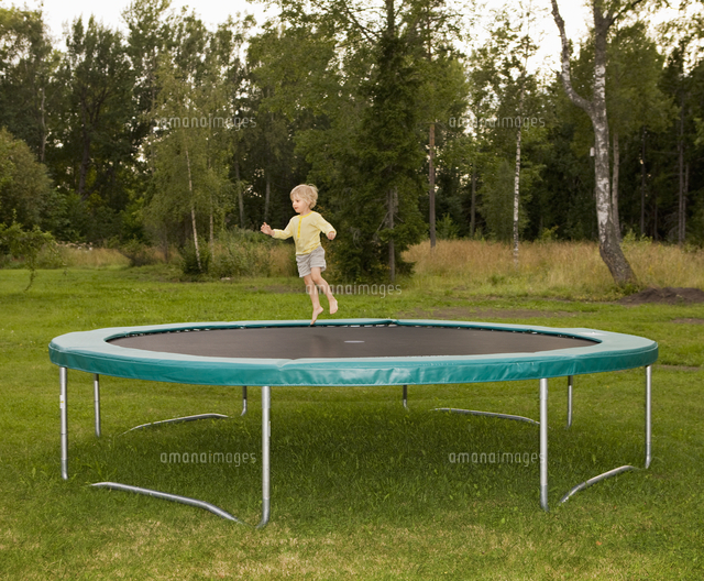 Boy Jumping On Trampoline の写真素材 イラスト素材 アマナイメージズ
