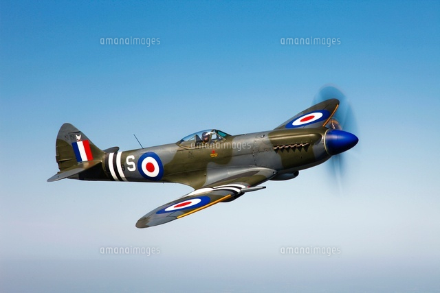 A Supermarine Spitfire Mk-18 in flight.[11079013202]の写真