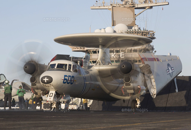 An E-2C Hawkeye in flight over the Arabian Sea.[11079025686]の写真