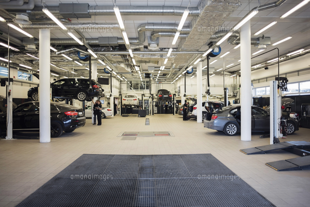 Interior of auto repair shop[11081012140]の写真素材・イラスト素材｜アマナイメージズ