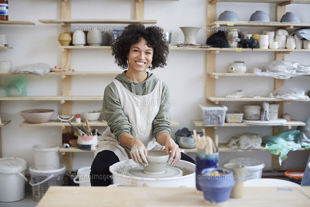 Portrait of smiling woman learning pottery in art studio[11081032248]の ...