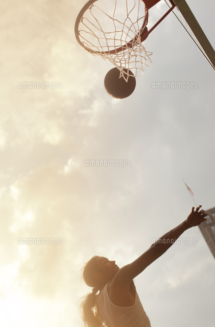 Man Playing Basketball On Court の写真素材 イラスト素材 アマナイメージズ