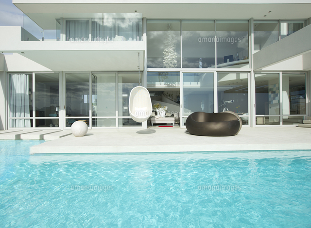 Chairs by swimming pool outside modern house[11086007504]の写真素材・イラスト素材 ...