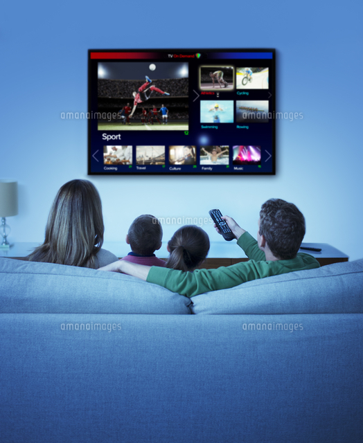 Family Watching Television In Living Room の写真素材 イラスト素材 アマナイメージズ