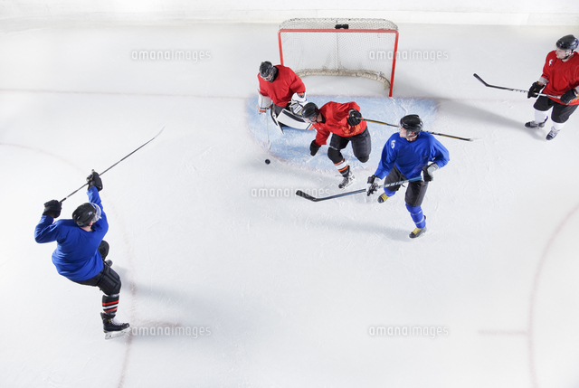 Hockey Players On Ice の写真素材 イラスト素材 アマナイメージズ
