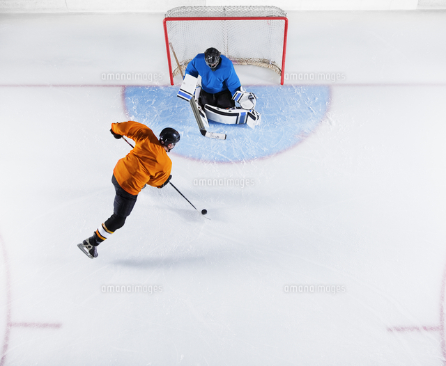 Hockey Player Shooting The Puck At Goal Net の写真素材 イラスト 素材 アマナイメージズ