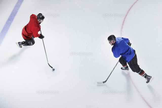 Overhead View Hockey Opponents With Puck の写真素材 イラスト素材 アマナイメージズ