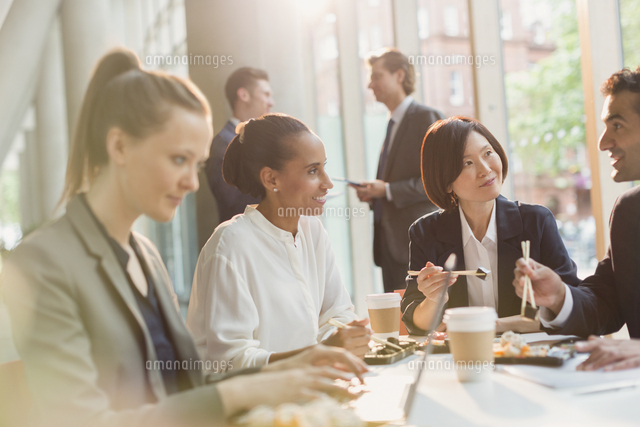 Business People Eating Sushi Lunch With Chopsticks In Conference Room Meeting の写真素材 イラスト素材 アマナイメージズ