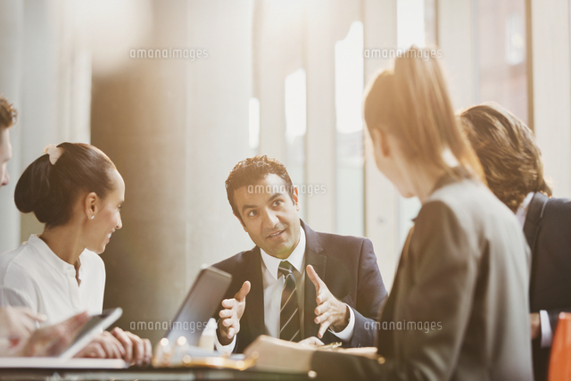 Businessman Talking Leading Conference Room Meeting の写真素材 イラスト 素材 アマナイメージズ
