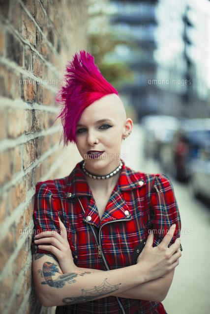 Portrait Confident Young Woman With Pink Mohawk On Urban Sidewalk の写真素材 イラスト素材 アマナイメージズ