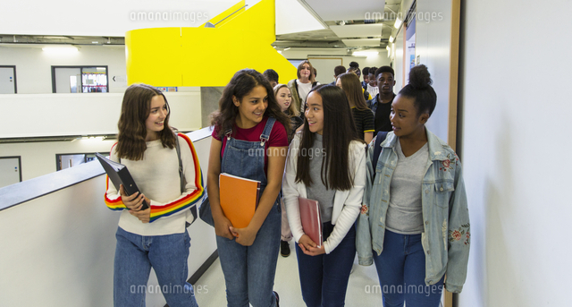 Junior high girl students walking in corridor[11086050603]の写真素材・イラスト素材 ...