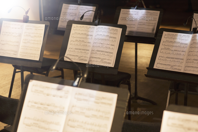 Sheet Music On Stands の写真素材 イラスト素材 アマナイメージズ