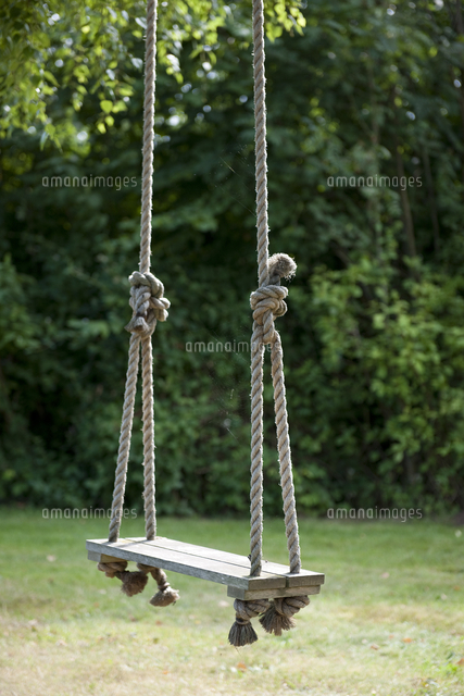 Sweden, Empty rope swing in back yard[11090000353]の写真素材・イラスト素材｜アマナイメージズ