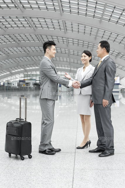 Business People Shaking Hands In Airport Lobby After Being I の写真素材 イラスト素材 アマナイメージズ