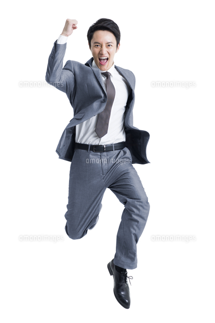 Excited businessman jumping[11091005947]の写真素材・イラスト素材｜アマナイメージズ