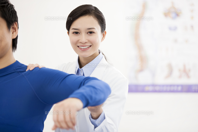 Female doctor examining patient[11091006362]の写真素材・イラスト素材｜アマナイメージズ