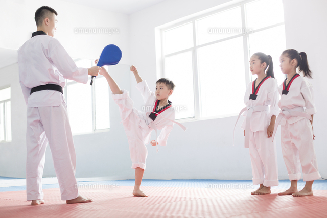 Young Instructor Teaching Children Tae Kwon Do の写真素材 イラスト 素材 アマナイメージズ