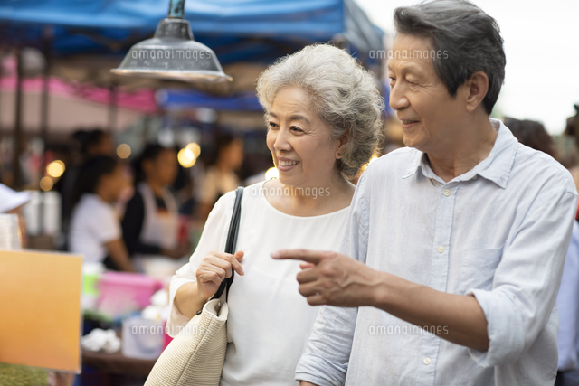 Happy senior Chinese couple relaxing in street market[11091034656]の写真素材 ...