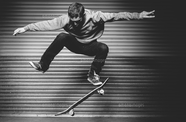 Skateboarder In Mid Ollie の写真素材 イラスト素材 アマナイメージズ Skateboarder In Mid Ollie の写真素材 イラスト素材 アマナイメージズ