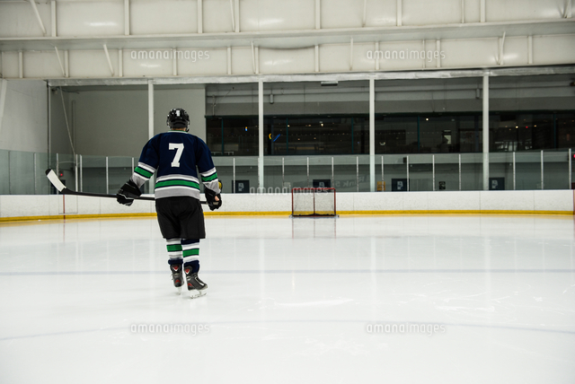 Rear View Of Player Holding Ice Hockey Stick の写真素材 イラスト 素材 アマナイメージズ