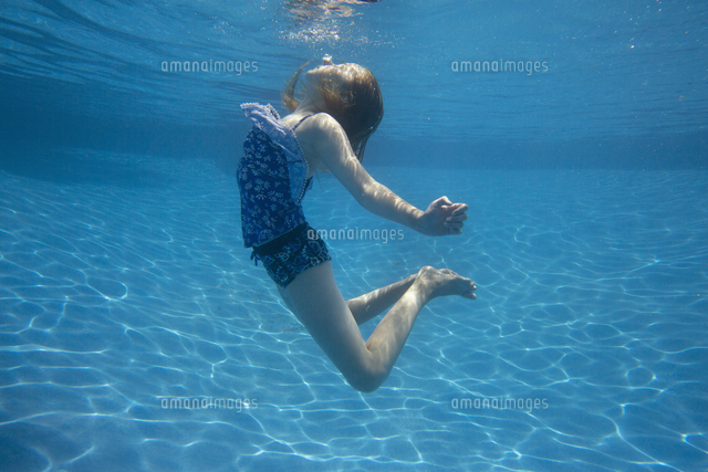 A Child Swimming Under Water In A Swimming Pool の写真素材 イラスト 素材 アマナイメージズ