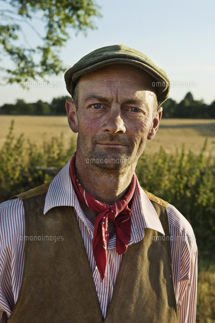 A Man With A Red Neckerchief And Flat Hat In Working Shirt And Waistcoat の写真素材 イラスト素材 アマナイメージズ