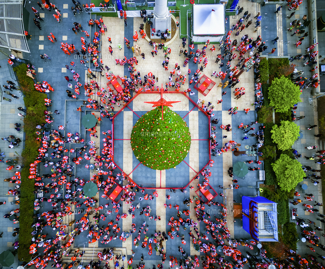 Santacon Parade In 15 Aerial View Over Union Square In San Francisco の写真素材 イラスト素材 アマナイメージズ