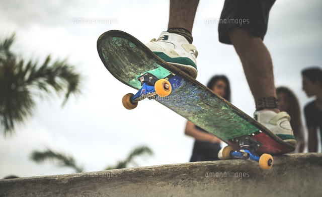 Close Up Of A Skateboard At The Top Of A Skate Ramp の写真素材 イラスト素材 アマナイメージズ