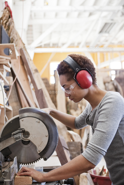 Black Woman Factory Worker Using A Radial Saw To Cut Wood In A Woodworking Factory の写真素材 イラスト素材 アマナイメージズ