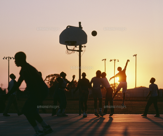 Silhouette Of Group Of Men Playing Basketball At Sunset の写真素材 イラスト素材 アマナイメージズ Silhouette Of Group Of Men Playing Basketball At Sunset の写真素材 イラスト素材 アマナイメージズ