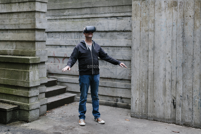 A Middle Aged Man Wearing A Virtual Reality Headset の写真素材 イラスト 素材 アマナイメージズ